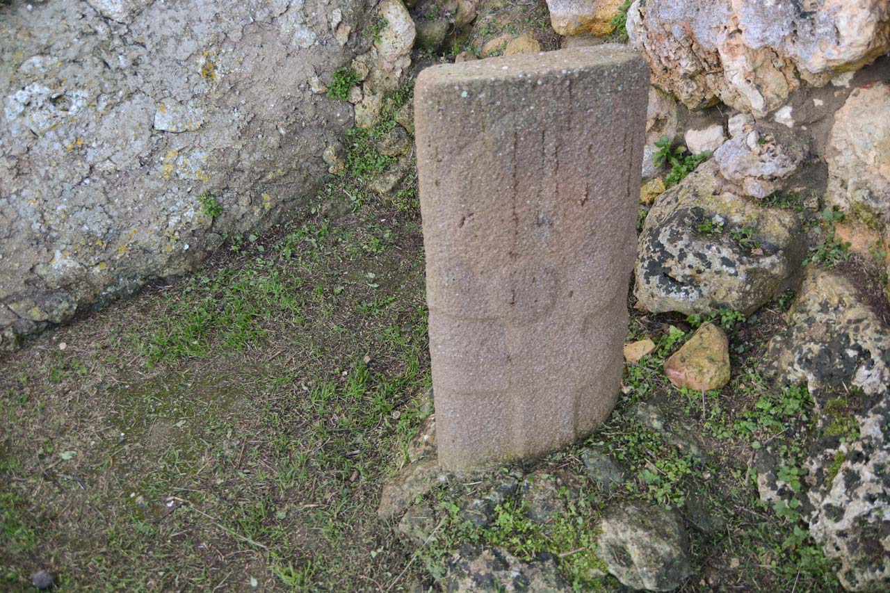 Stele antropomorfa in trachite